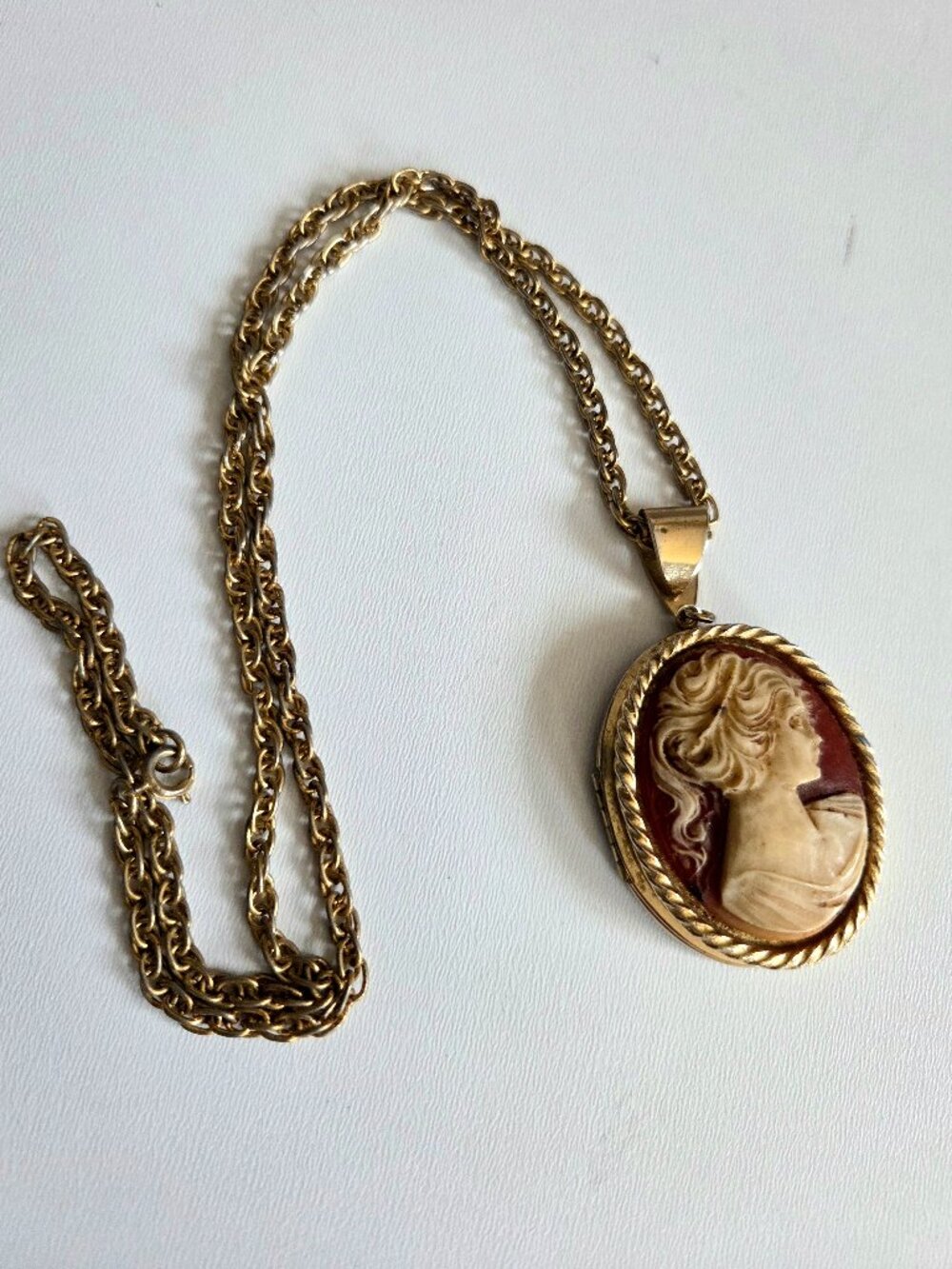 Vintage Large Cameo Locket Pendant Gold Tone Oval Woman Portrait Thick Chain. - Picture 2 of 5
